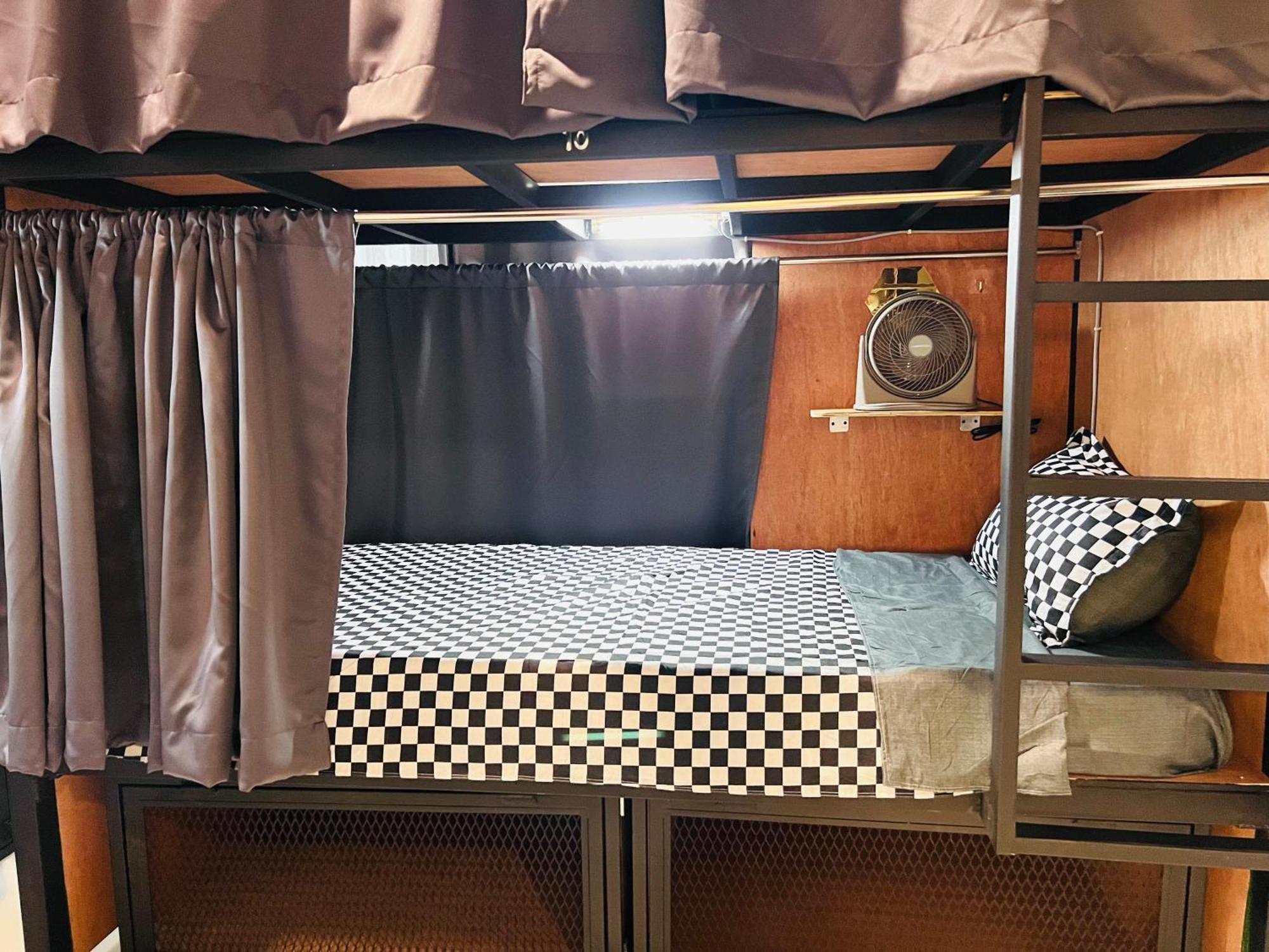 Regalia Spritz Empire Hostel 쿠알라룸푸르 외부 사진